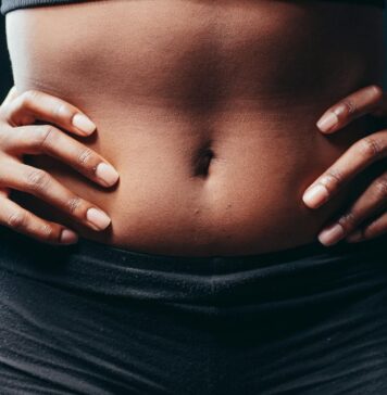 Jak wciągnięty brzuch ma się do orgazmów? a person touching her belly