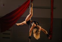 Byłam w klubie ze striptizem a woman doing pole dancing