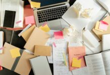Nie mam strategii i działam. O tym, jak wygląda manifestujący chaos w biznesie crumpled papers and sticky notes