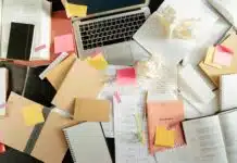 Nie mam strategii i działam. O tym, jak wygląda manifestujący chaos w biznesie crumpled papers and sticky notes