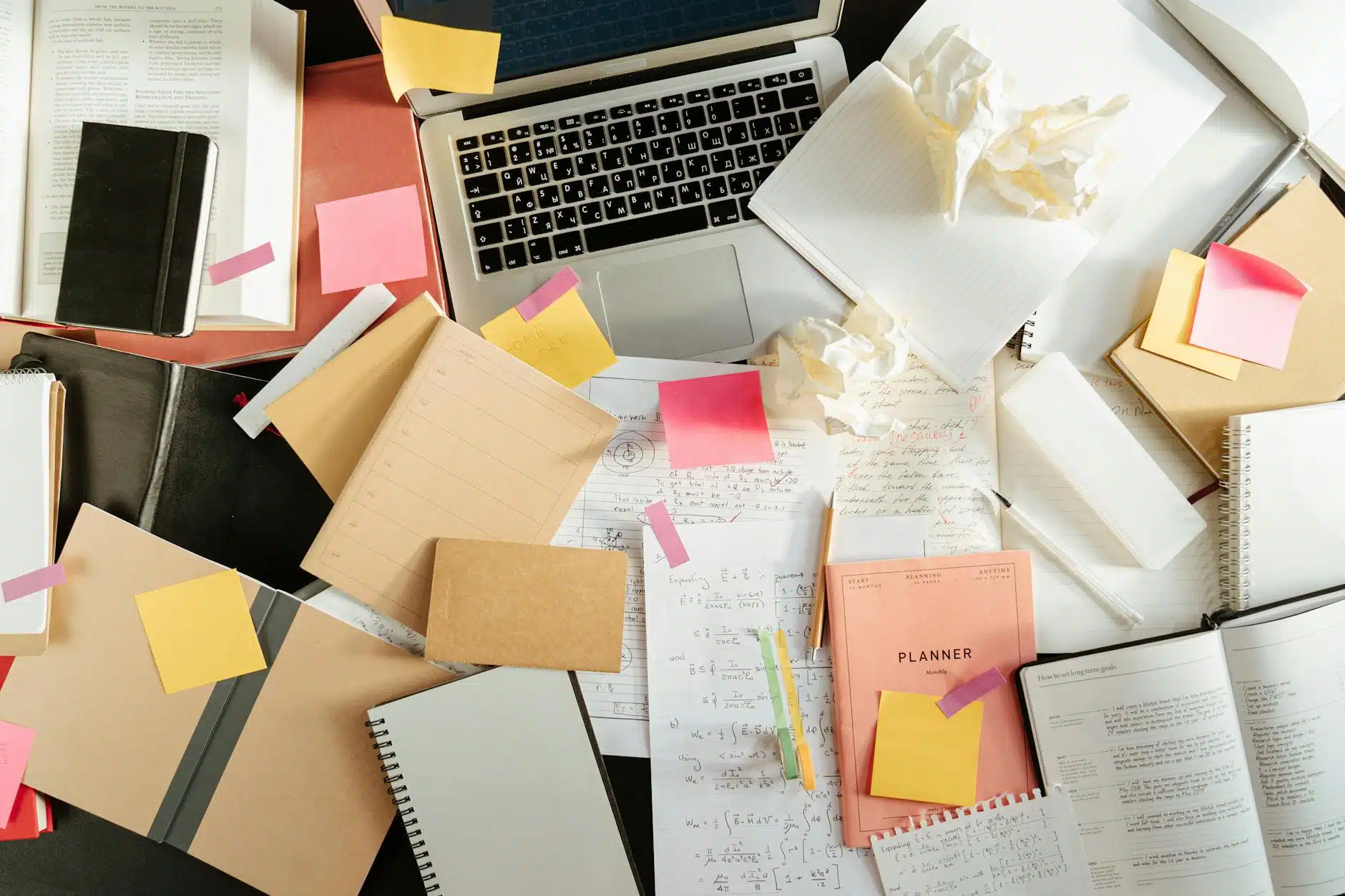Nie mam strategii i działam. O tym, jak wygląda manifestujący chaos w biznesie crumpled papers and sticky notes