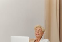 Masz dość etatu? Sprawdź, czy MLM to naprawdę niezależność multi level marketing ściema czy biznes